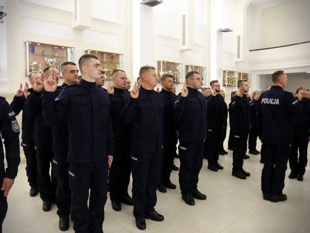 Nowi policjanci ślubowali. Zasilą również szeregi hrubieszowskiej komendy [ZDJĘCIA]