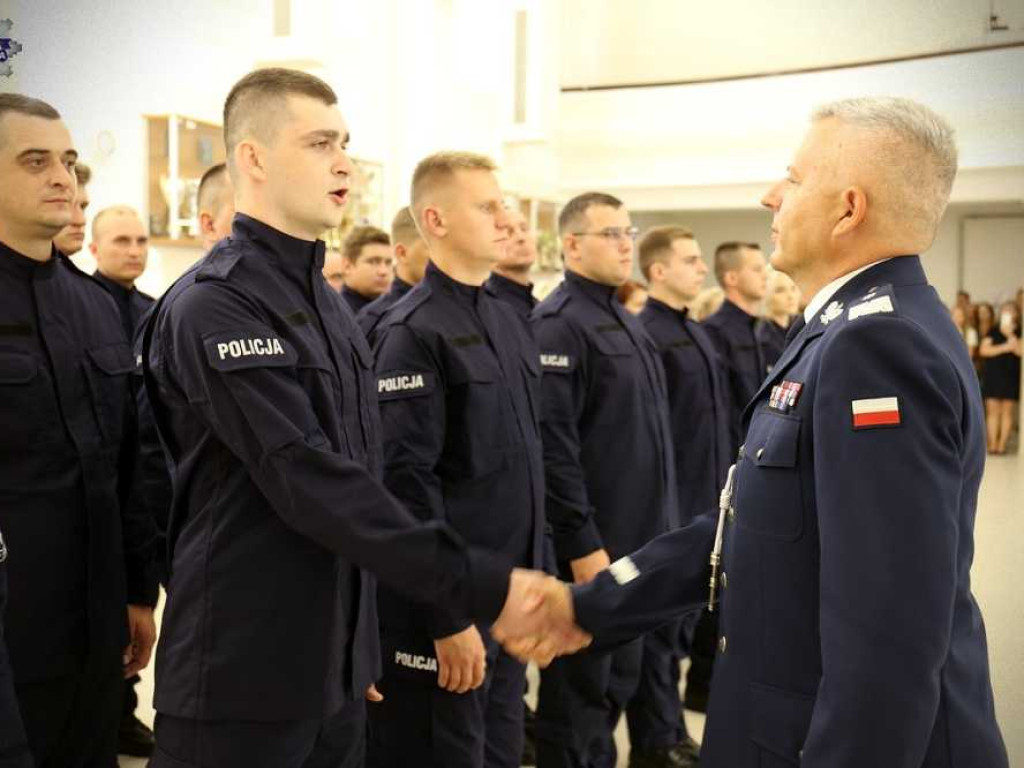 Nowi policjanci ślubowali. Zasilą również szeregi hrubieszowskiej komendy [ZDJĘCIA]