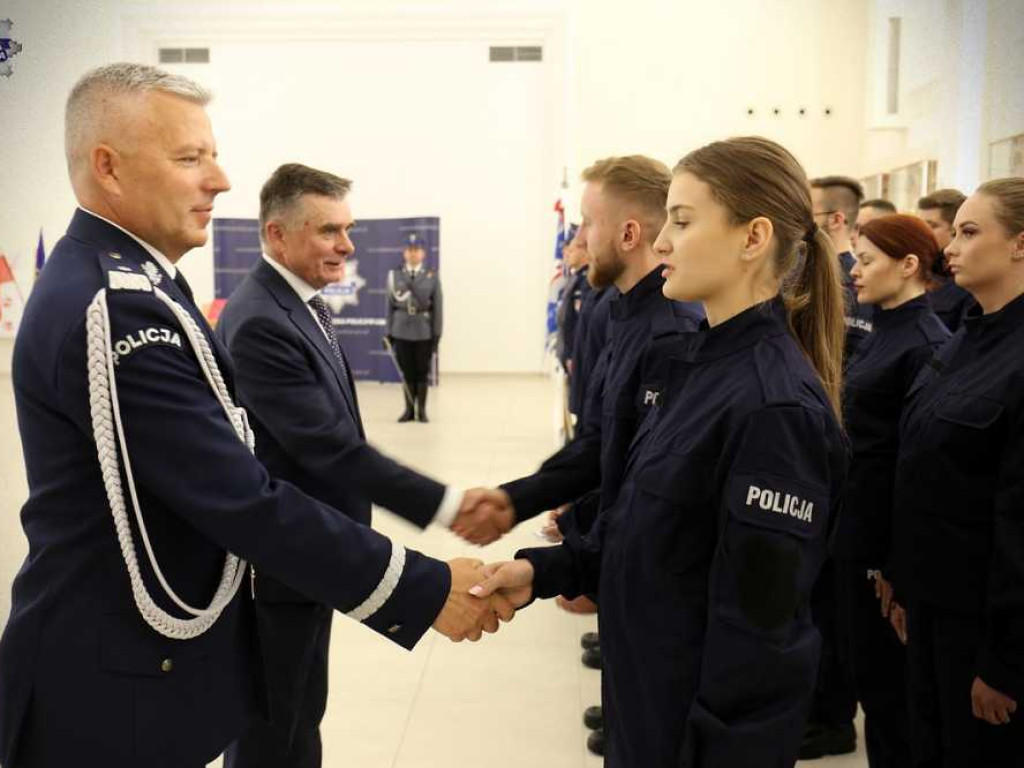 Nowi policjanci ślubowali. Zasilą również szeregi hrubieszowskiej komendy [ZDJĘCIA]