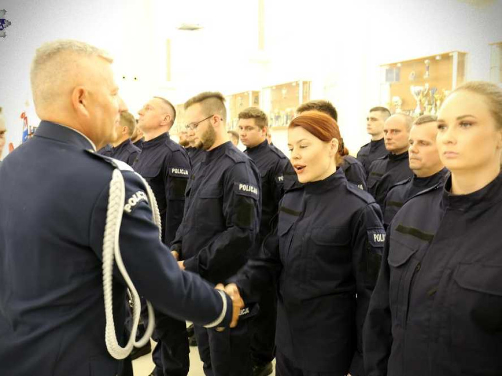 Nowi policjanci ślubowali. Zasilą również szeregi hrubieszowskiej komendy [ZDJĘCIA]
