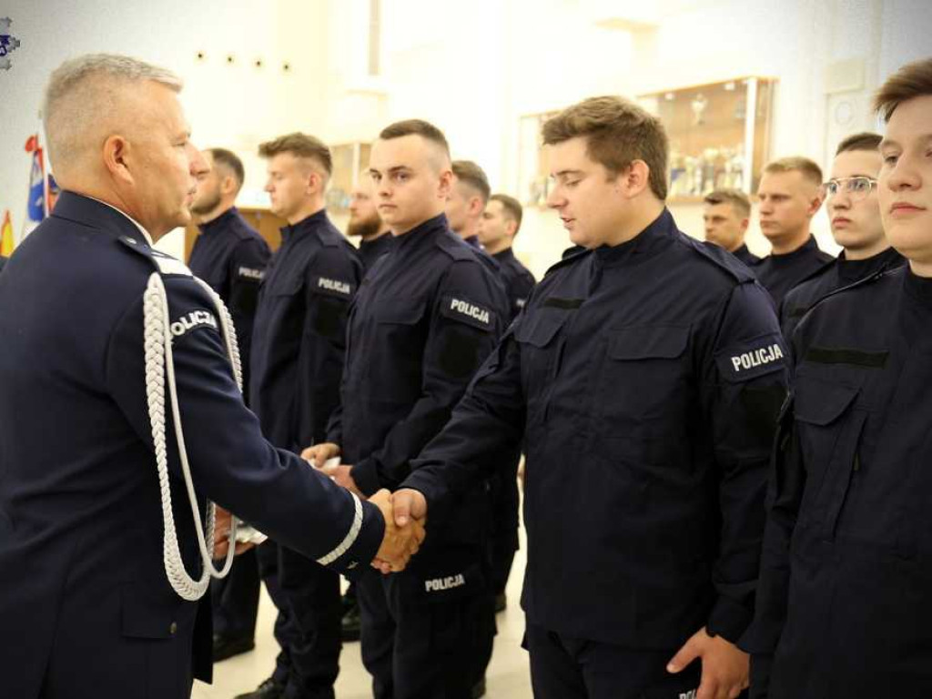 Nowi policjanci ślubowali. Zasilą również szeregi hrubieszowskiej komendy [ZDJĘCIA]