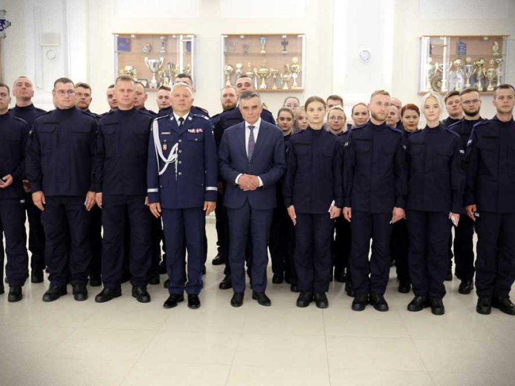 Nowi policjanci ślubowali. Zasilą również szeregi hrubieszowskiej komendy [ZDJĘCIA]