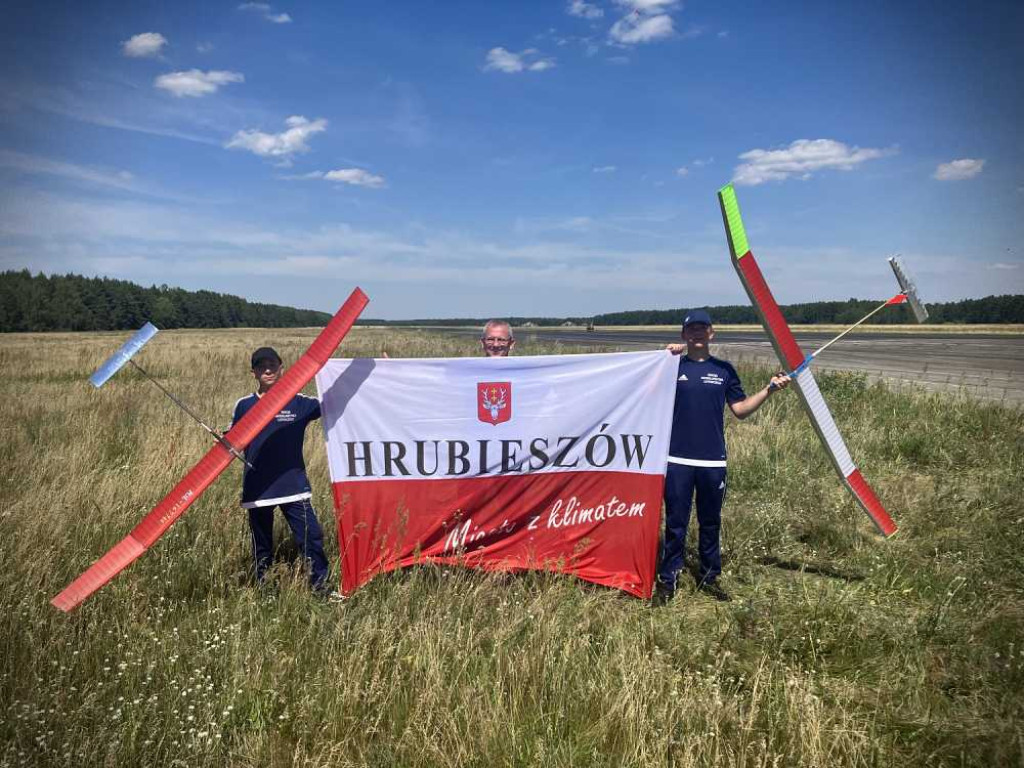 Kolejne medale hrubieszowskich modelarzy. W nagrodę latali samolotem! [ZDJĘCIA]