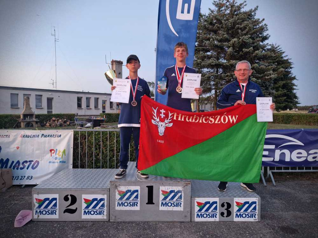 Kolejne medale hrubieszowskich modelarzy. W nagrodę latali samolotem! [ZDJĘCIA]