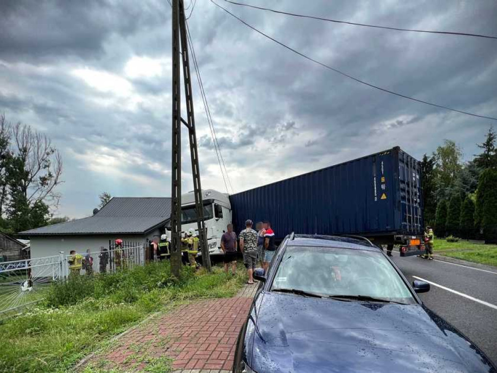 W Strzyżowie tir wjechał w budynek [Aktualizacja] [ZDJĘCIA]