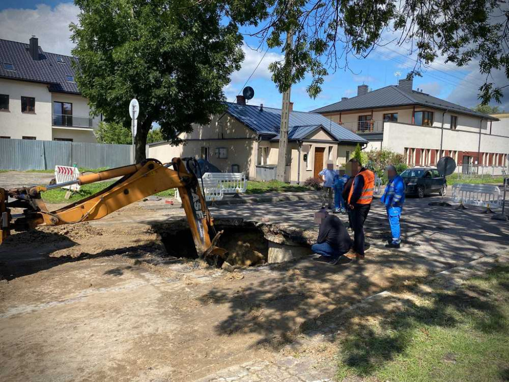 Hrubieszów: Dziura na ulicy Piłsudskiego [ZDJĘCIA]