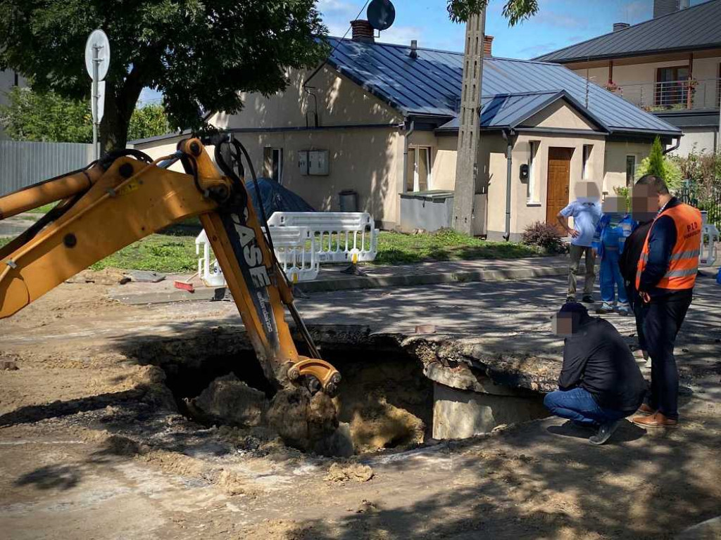 Hrubieszów: Dziura na ulicy Piłsudskiego [ZDJĘCIA]
