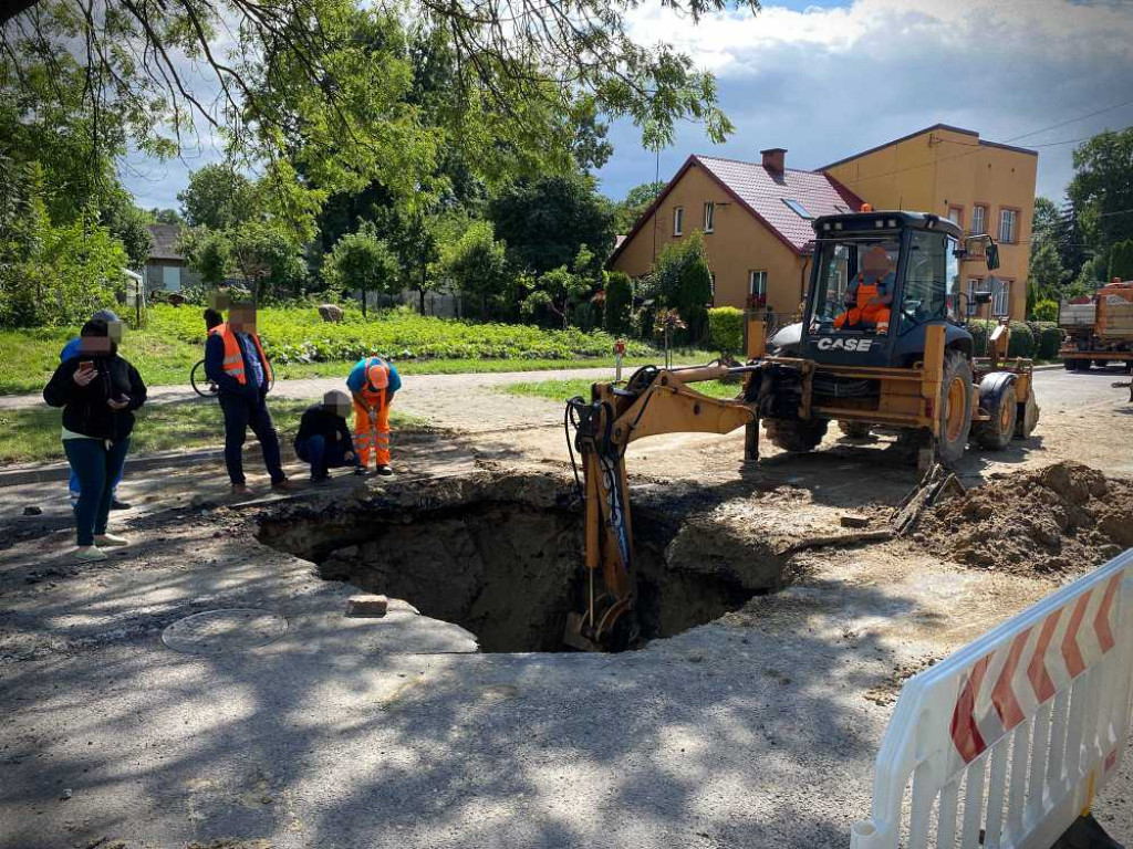 Hrubieszów: Dziura na ulicy Piłsudskiego [ZDJĘCIA]