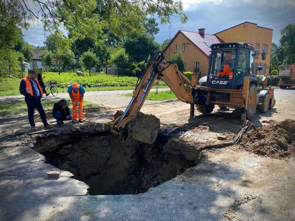 Hrubieszów: Dziura na ulicy Piłsudskiego [ZDJĘCIA]