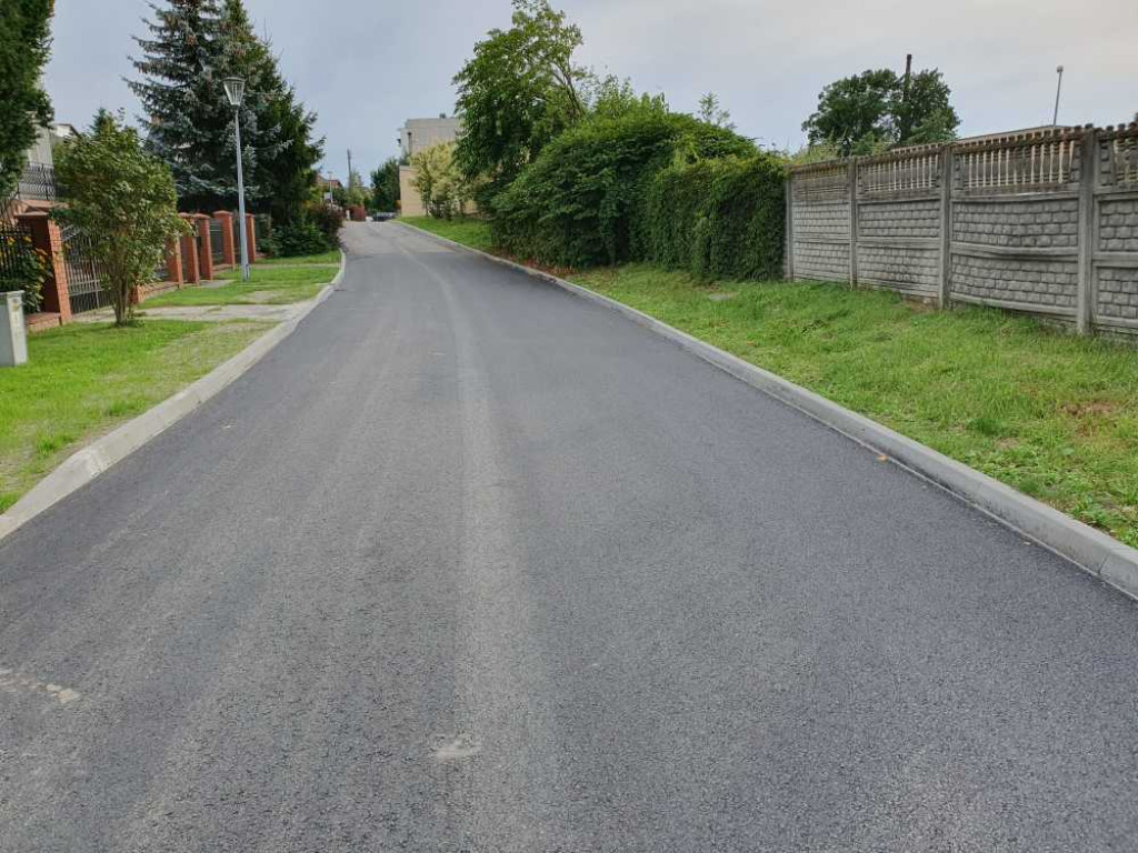 Hrubieszów: Nowy asfalt na Kruczej [ZDJĘCIA]
