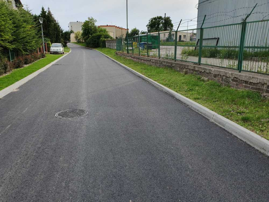 Hrubieszów: Nowy asfalt na Kruczej [ZDJĘCIA]