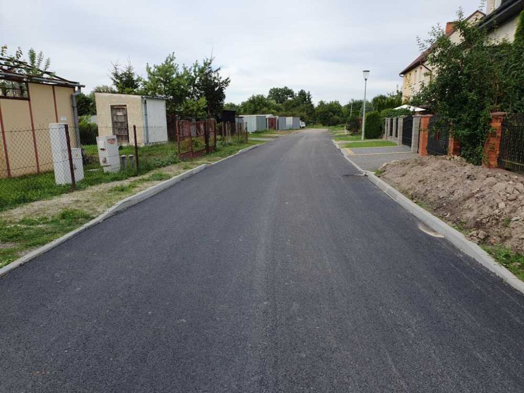 Hrubieszów: Nowy asfalt na Kruczej [ZDJĘCIA]