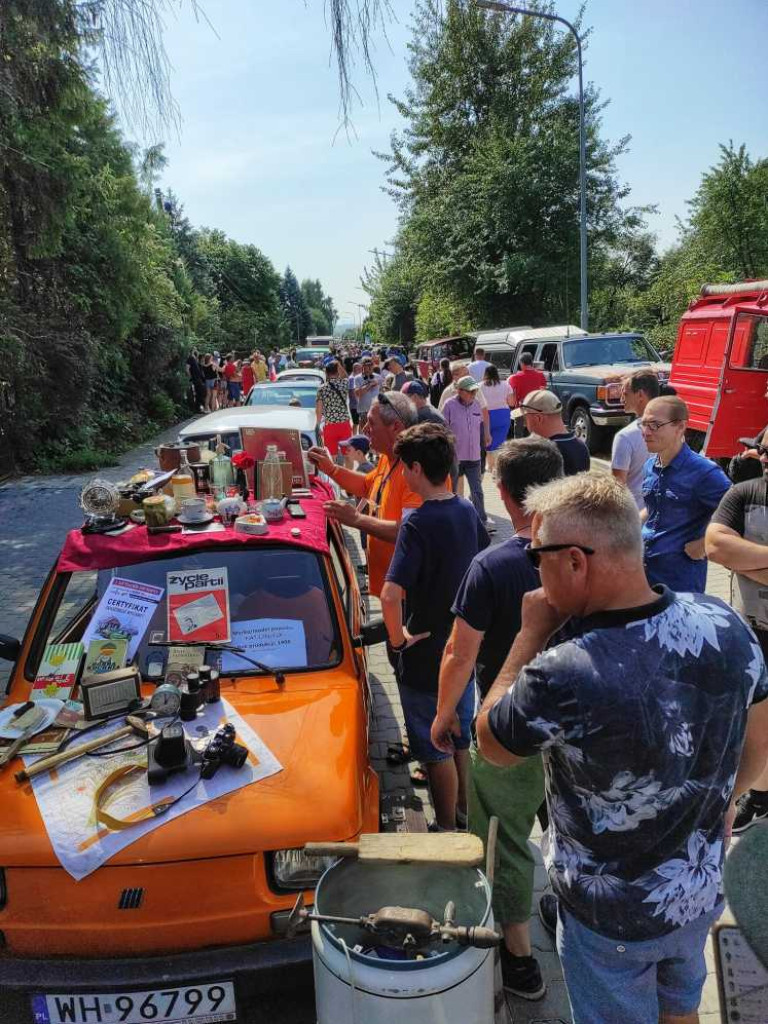 300 pojazdów na zlocie klasyków pod Roztoczańskim Muzeum PRL w Zamościu! [ZDJĘCIA]