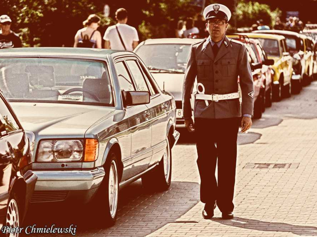 300 pojazdów na zlocie klasyków pod Roztoczańskim Muzeum PRL w Zamościu! [ZDJĘCIA]