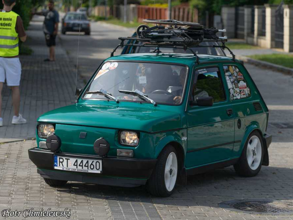 300 pojazdów na zlocie klasyków pod Roztoczańskim Muzeum PRL w Zamościu! [ZDJĘCIA]