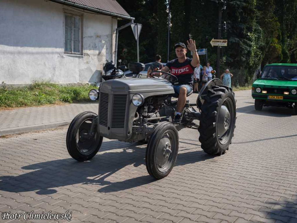300 pojazdów na zlocie klasyków pod Roztoczańskim Muzeum PRL w Zamościu! [ZDJĘCIA]
