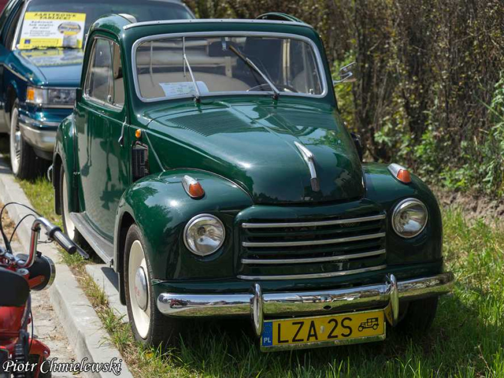 300 pojazdów na zlocie klasyków pod Roztoczańskim Muzeum PRL w Zamościu! [ZDJĘCIA]