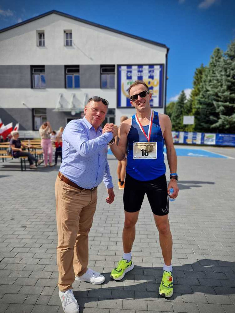 Biegiem uczcili Pamięć Żołnierzy Września 1939. Ksiądz Tomasz Szady w czołówce i na podium! [ZDJĘCIA]