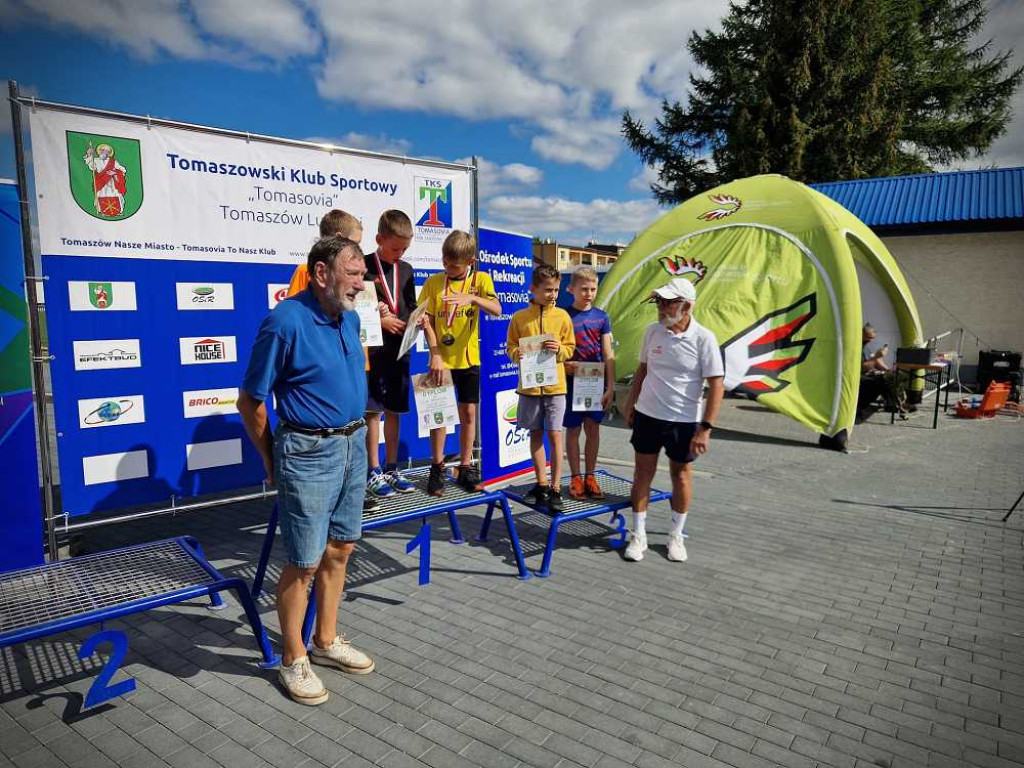 Biegiem uczcili Pamięć Żołnierzy Września 1939. Ksiądz Tomasz Szady w czołówce i na podium! [ZDJĘCIA]