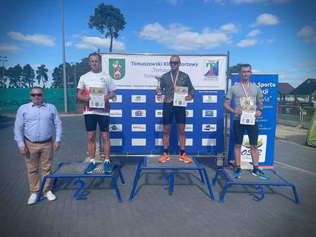Biegiem uczcili Pamięć Żołnierzy Września 1939. Ksiądz Tomasz Szady w czołówce i na podium! [ZDJĘCIA]