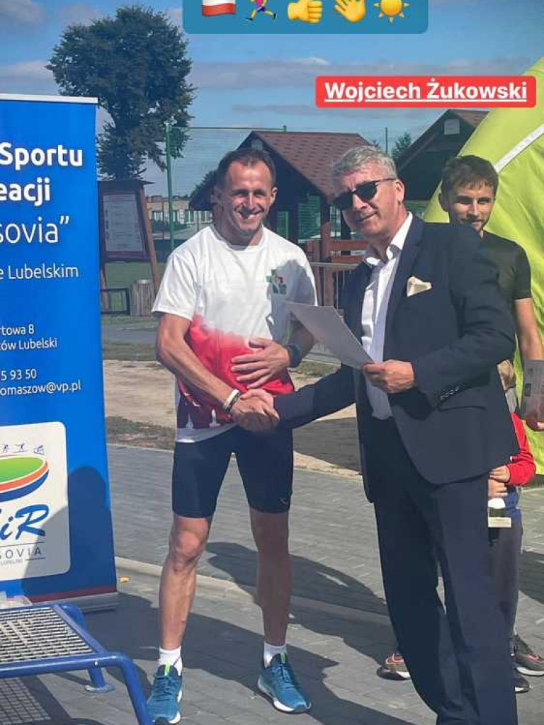 Biegiem uczcili Pamięć Żołnierzy Września 1939. Ksiądz Tomasz Szady w czołówce i na podium! [ZDJĘCIA]