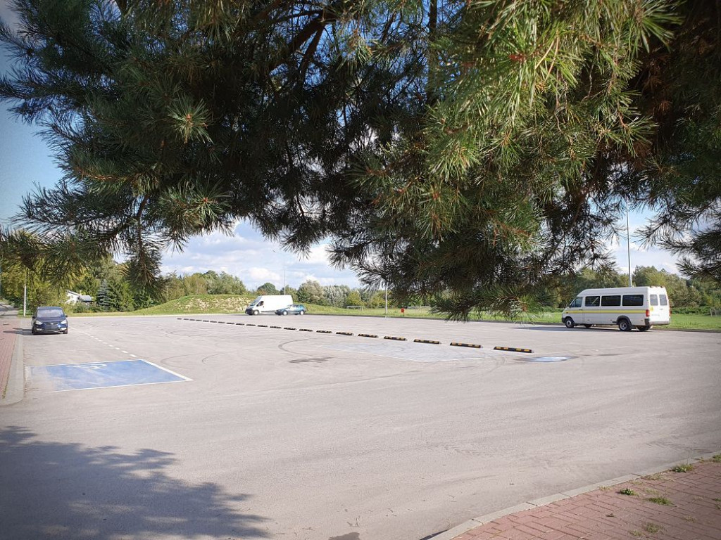 Hrubieszów: Stop drift? Separatory na parkingu przy Ciesielczuka! [ZDJĘCIA]