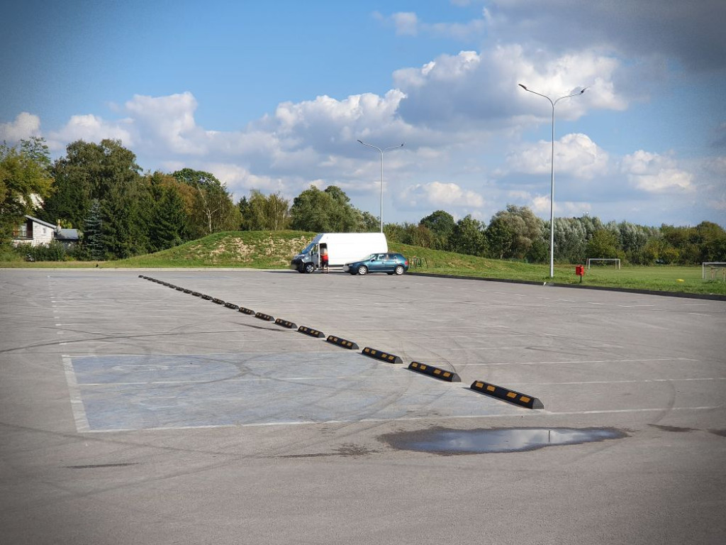Hrubieszów: Stop drift? Separatory na parkingu przy Ciesielczuka! [ZDJĘCIA]