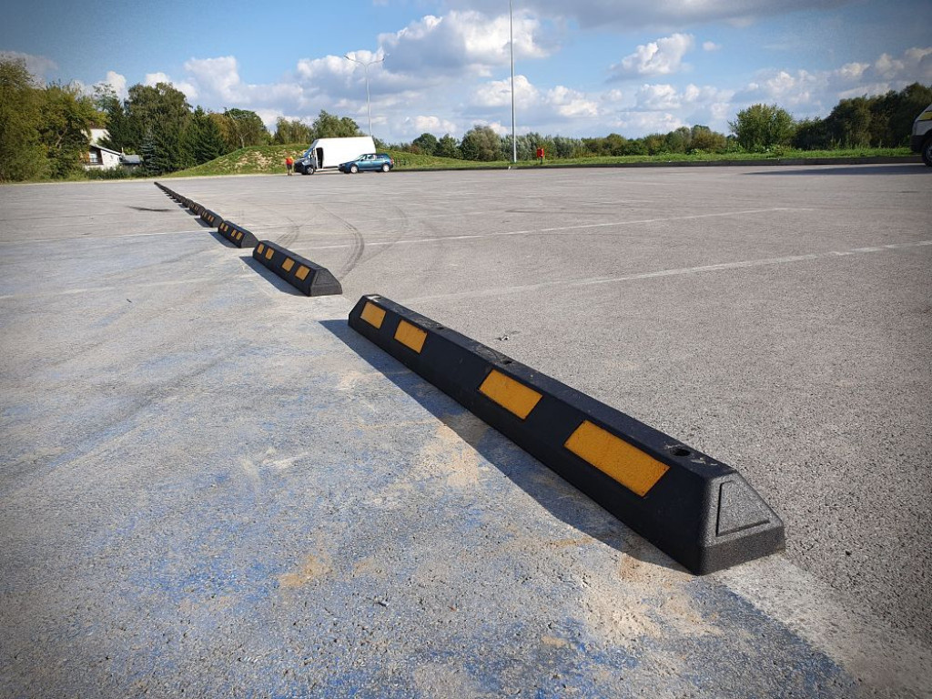 Hrubieszów: Stop drift? Separatory na parkingu przy Ciesielczuka! [ZDJĘCIA]
