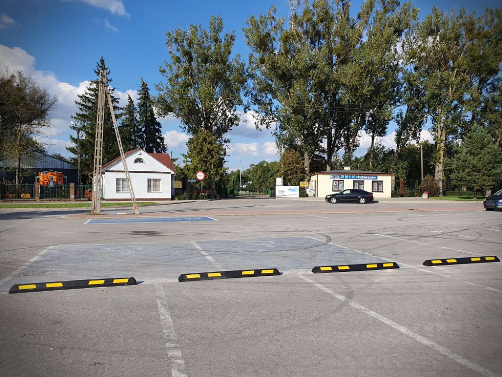 Hrubieszów: Stop drift? Separatory na parkingu przy Ciesielczuka! [ZDJĘCIA]