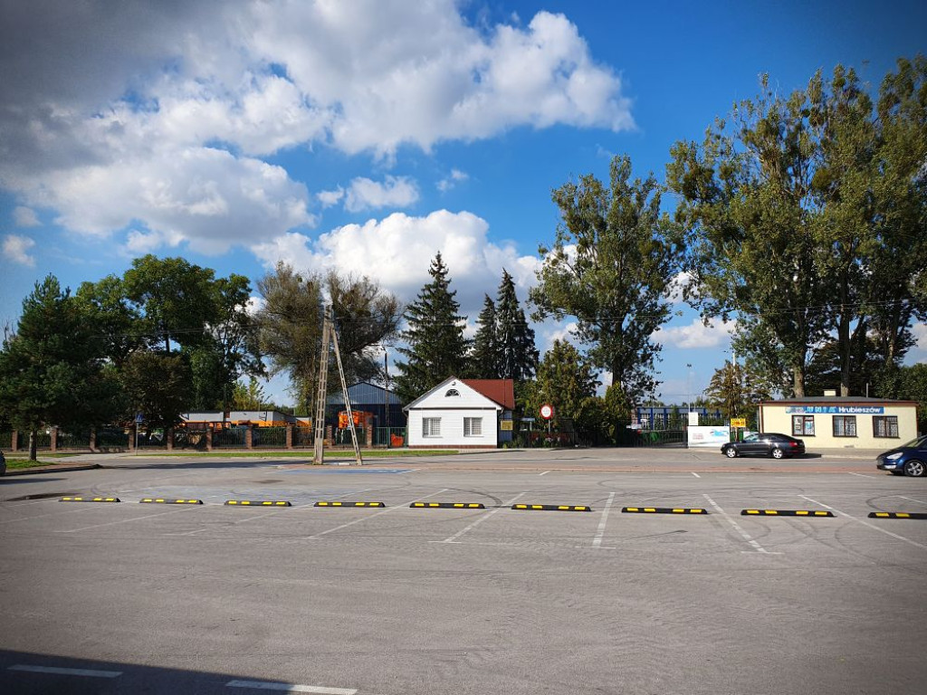 Hrubieszów: Stop drift? Separatory na parkingu przy Ciesielczuka! [ZDJĘCIA]