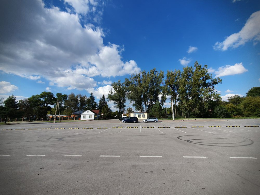 Hrubieszów: Stop drift? Separatory na parkingu przy Ciesielczuka! [ZDJĘCIA]