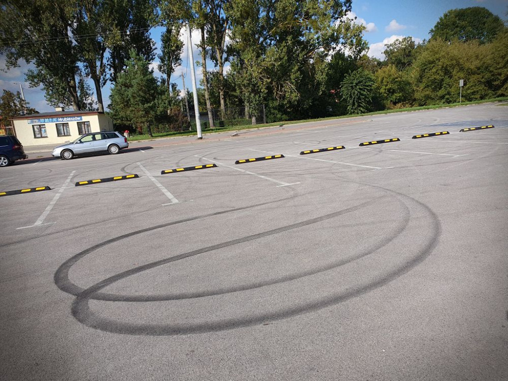 Hrubieszów: Stop drift? Separatory na parkingu przy Ciesielczuka! [ZDJĘCIA]