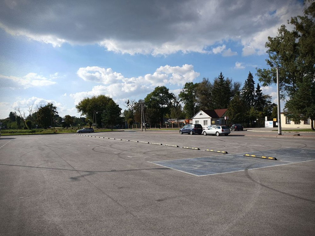 Hrubieszów: Stop drift? Separatory na parkingu przy Ciesielczuka! [ZDJĘCIA]
