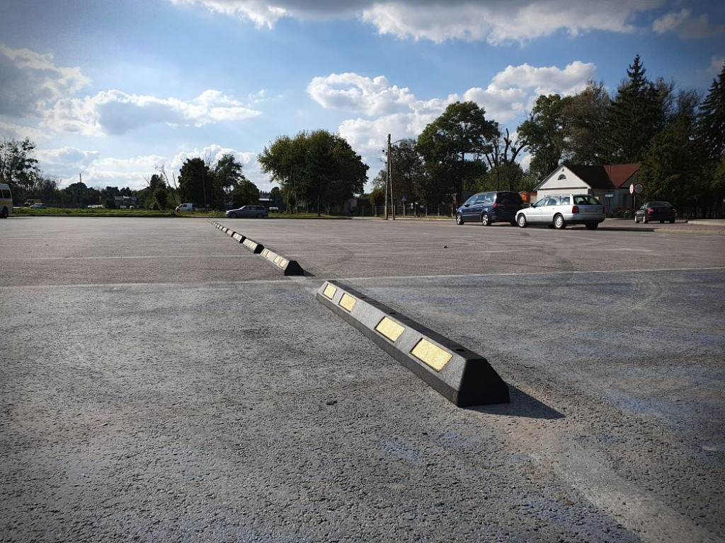 Hrubieszów: Stop drift? Separatory na parkingu przy Ciesielczuka! [ZDJĘCIA]