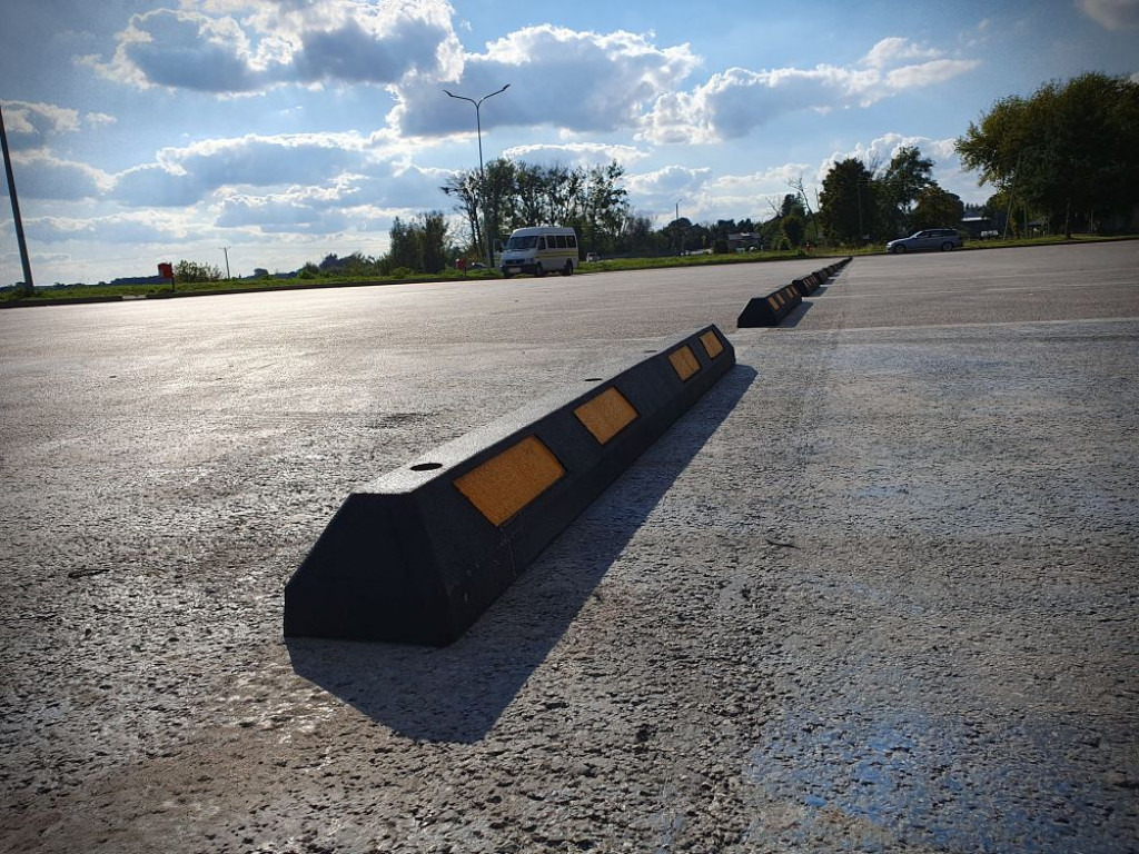 Hrubieszów: Stop drift? Separatory na parkingu przy Ciesielczuka! [ZDJĘCIA]