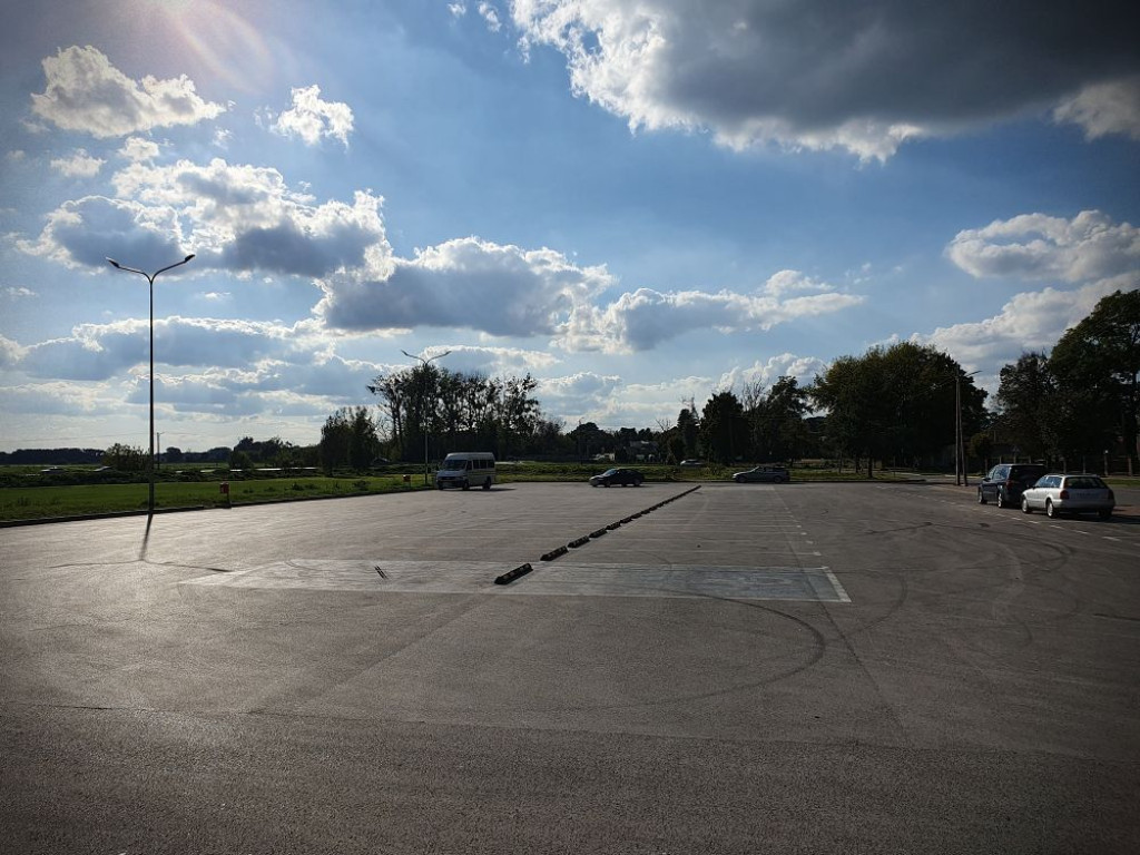 Hrubieszów: Stop drift? Separatory na parkingu przy Ciesielczuka! [ZDJĘCIA]