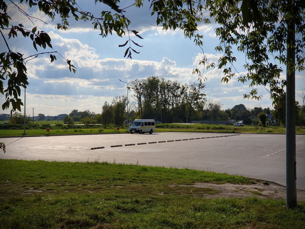 Hrubieszów: Stop drift? Separatory na parkingu przy Ciesielczuka! [ZDJĘCIA]