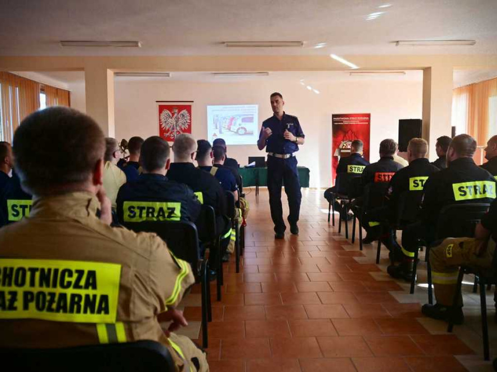 Hrubieszów: Pożar i wypadek auta elektrycznego, ewakuacja ofiar, pożar w bloku mieszkalnym... To były strażackie ćwiczenia [ZDJĘCIA]