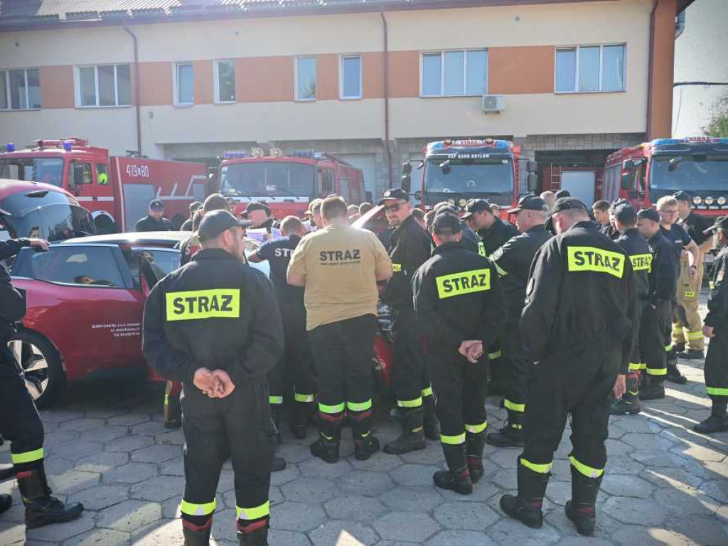 Hrubieszów: Pożar i wypadek auta elektrycznego, ewakuacja ofiar, pożar w bloku mieszkalnym... To były strażackie ćwiczenia [ZDJĘCIA]