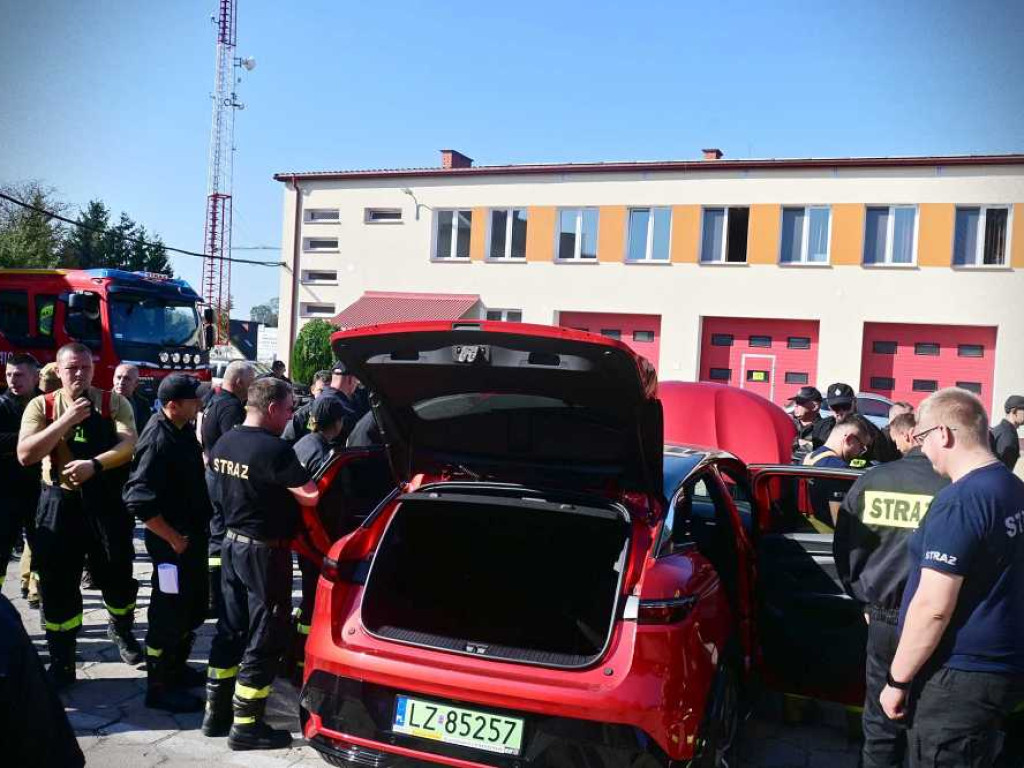 Hrubieszów: Pożar i wypadek auta elektrycznego, ewakuacja ofiar, pożar w bloku mieszkalnym... To były strażackie ćwiczenia [ZDJĘCIA]