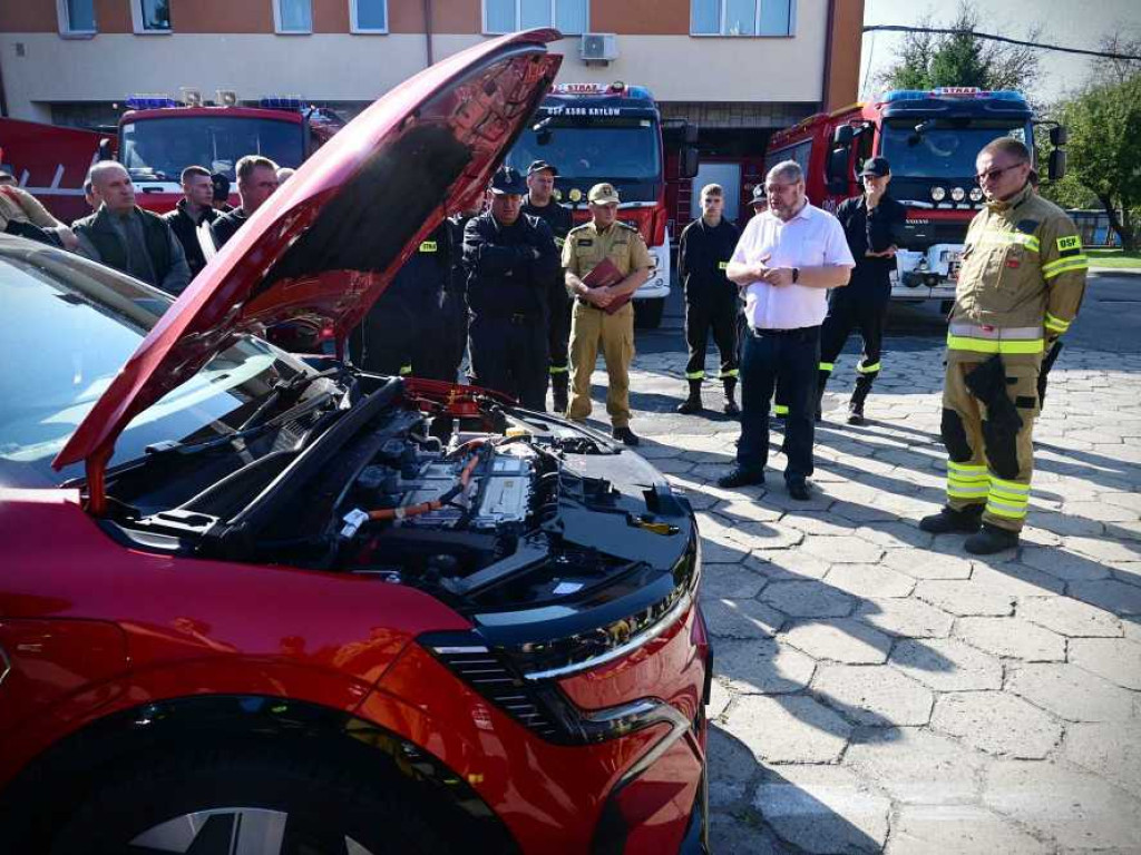 Hrubieszów: Pożar i wypadek auta elektrycznego, ewakuacja ofiar, pożar w bloku mieszkalnym... To były strażackie ćwiczenia [ZDJĘCIA]