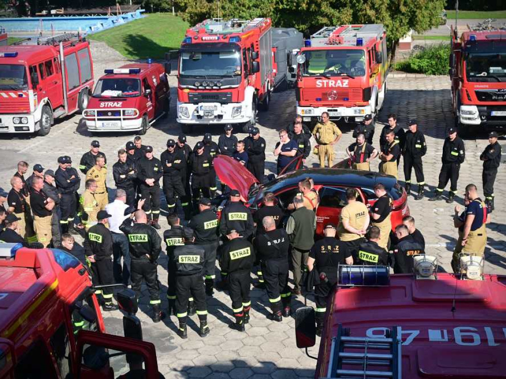 Hrubieszów: Pożar i wypadek auta elektrycznego, ewakuacja ofiar, pożar w bloku mieszkalnym... To były strażackie ćwiczenia [ZDJĘCIA]