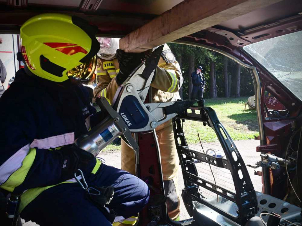 Hrubieszów: Pożar i wypadek auta elektrycznego, ewakuacja ofiar, pożar w bloku mieszkalnym... To były strażackie ćwiczenia [ZDJĘCIA]