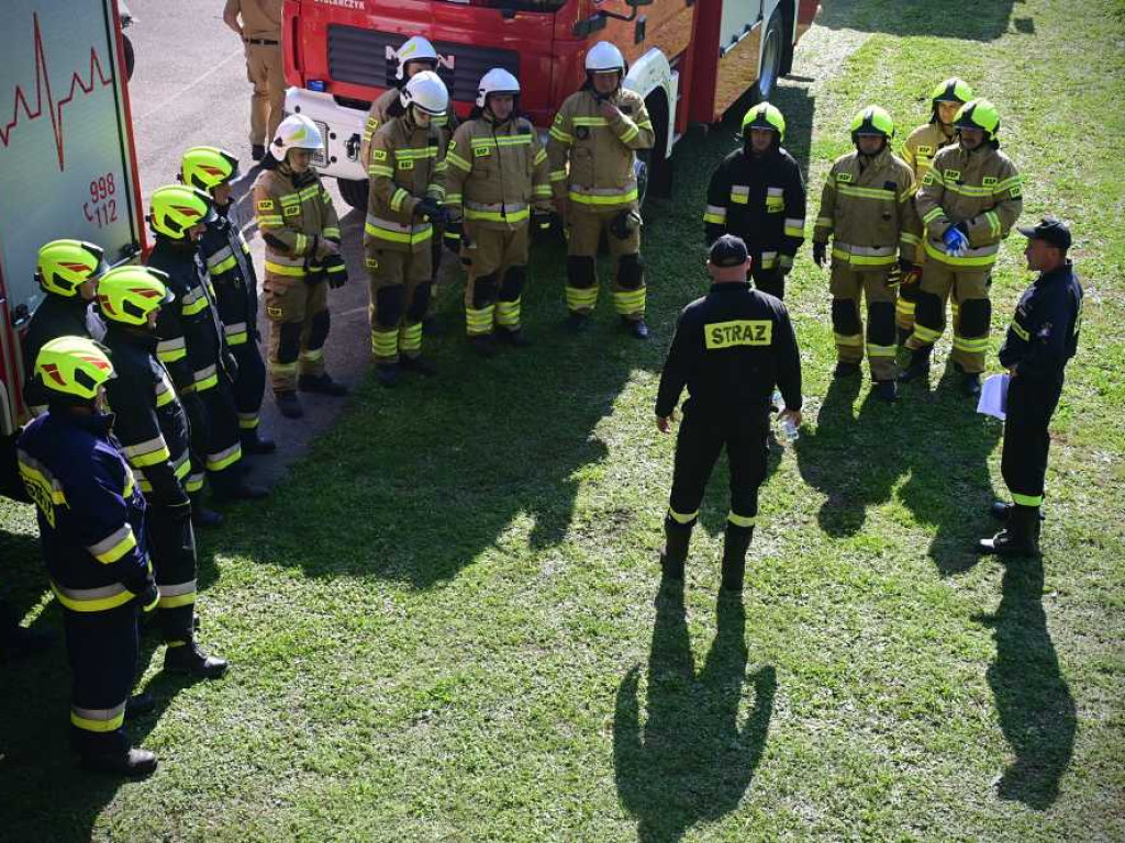 Hrubieszów: Pożar i wypadek auta elektrycznego, ewakuacja ofiar, pożar w bloku mieszkalnym... To były strażackie ćwiczenia [ZDJĘCIA]