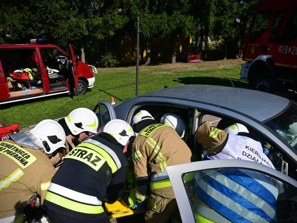 Hrubieszów: Pożar i wypadek auta elektrycznego, ewakuacja ofiar, pożar w bloku mieszkalnym... To były strażackie ćwiczenia [ZDJĘCIA]