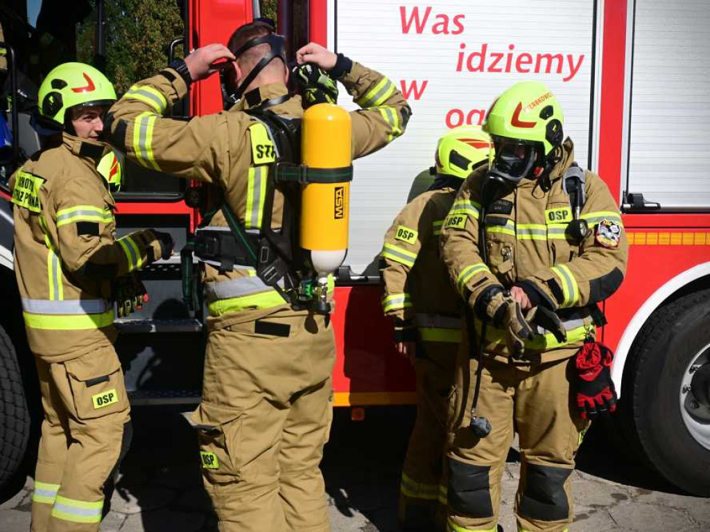 Hrubieszów: Pożar i wypadek auta elektrycznego, ewakuacja ofiar, pożar w bloku mieszkalnym... To były strażackie ćwiczenia [ZDJĘCIA]