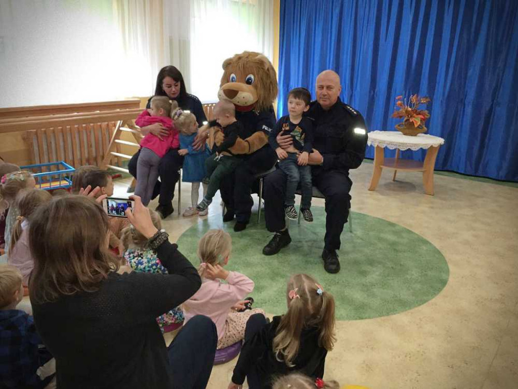Hrubieszów: Policyjna maskotka odwiedza dzieci [ZDJĘCIA]