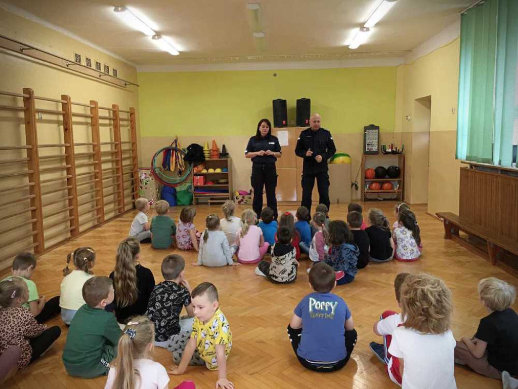 Hrubieszów: Policyjna maskotka odwiedza dzieci [ZDJĘCIA]