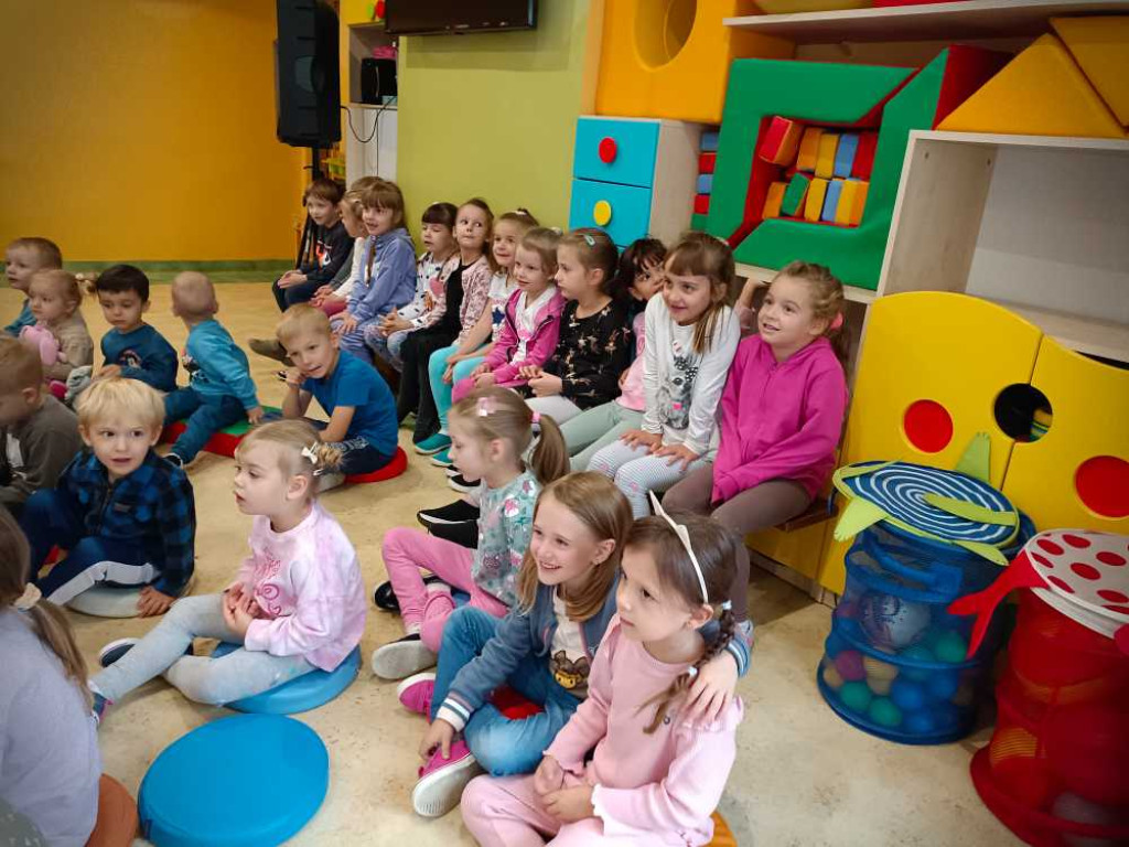 Hrubieszów: Policyjna maskotka odwiedza dzieci [ZDJĘCIA]