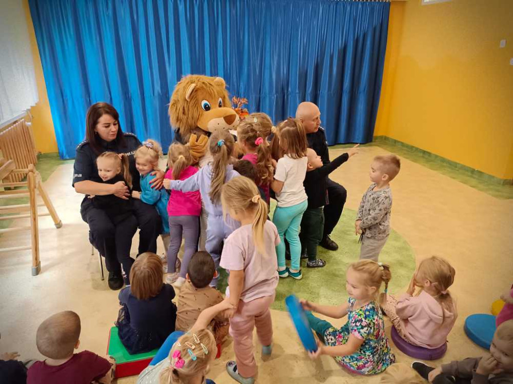 Hrubieszów: Policyjna maskotka odwiedza dzieci [ZDJĘCIA]